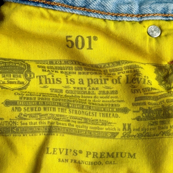 Levi’s x Peanuts Snoopy Print High-Rise Cutoff Denim Shorts Size W26 - Picture 11 of 16